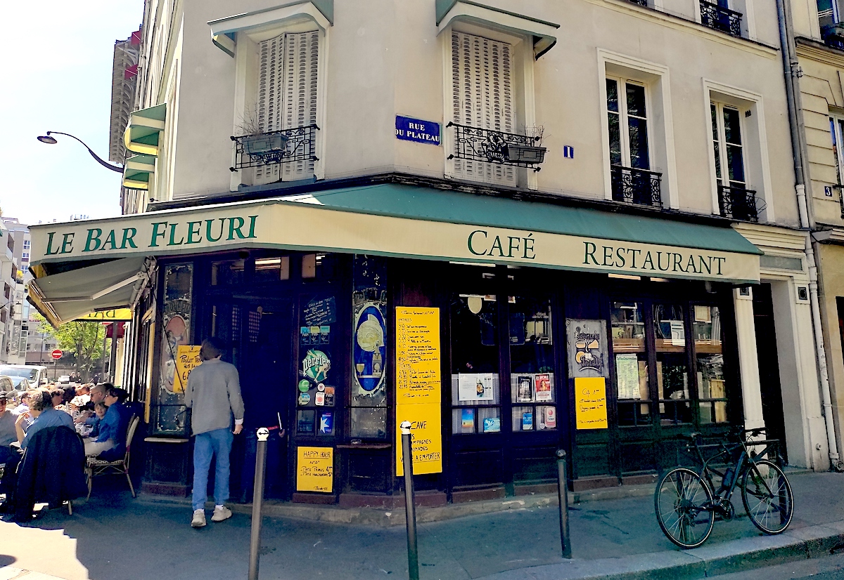 Le Bar fleuri dans le 19e propose depuis 2022 un poulet-frites au prix inchangé de 6,86 euros / © Joséphine Lebard pour Enlarge your Paris