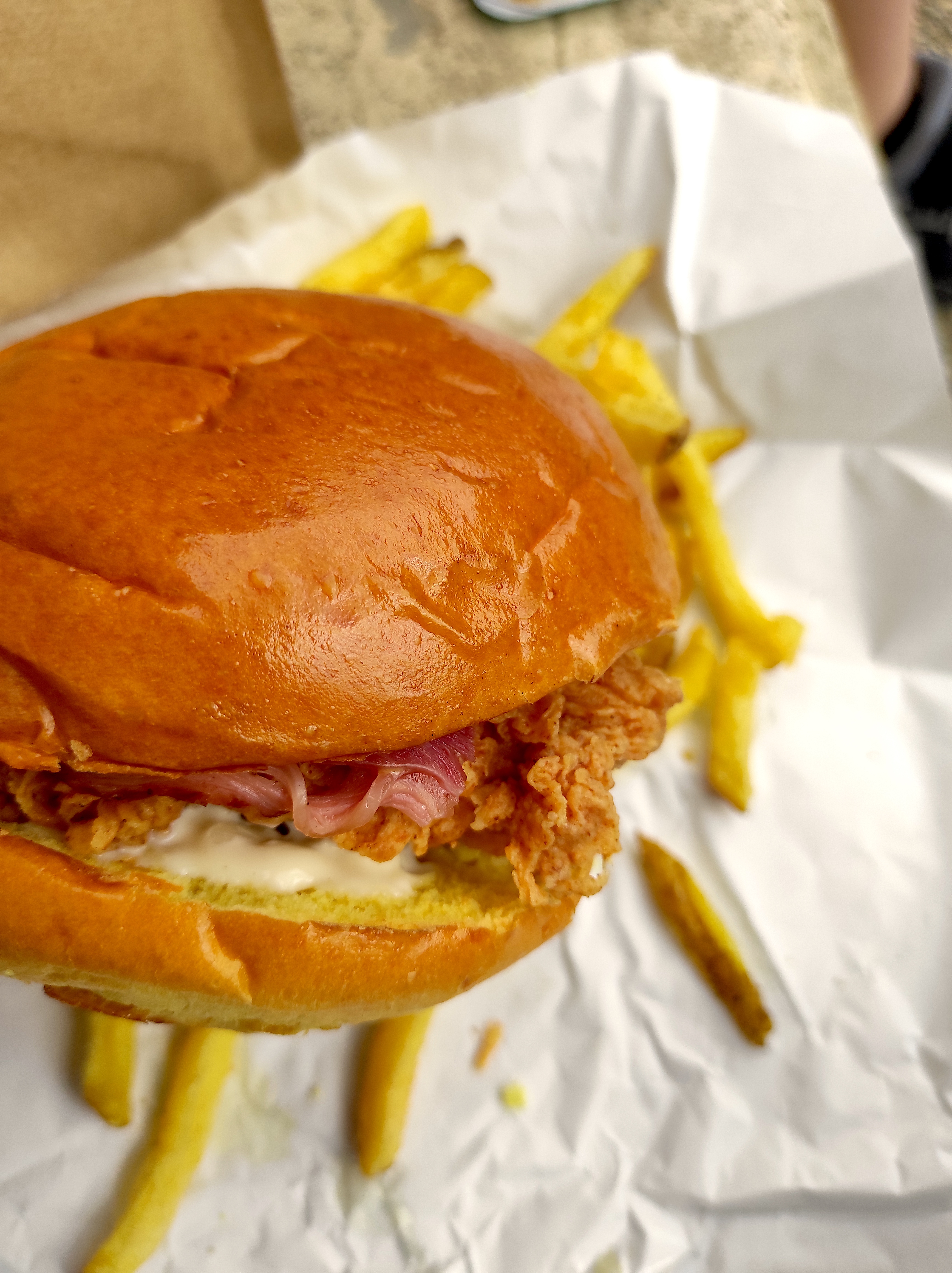 Le Louisiana, burger au poulet frit / © Joséphine Lebard pour Enlarge your Paris 