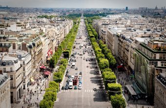 Les Champs-Élysées se transforment en salle de classe géante le temps d’une dictée