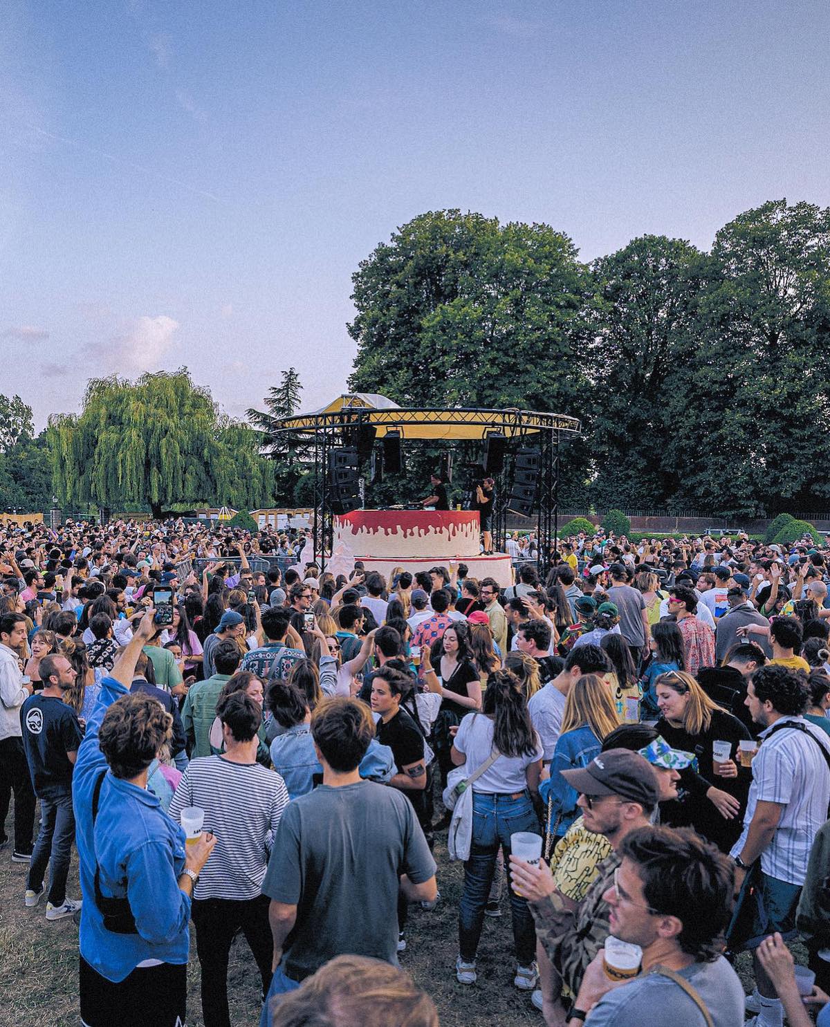 Le "Macki Music Festival" dans un parc des bords de Seine à Carrières-sur-Seine / © Macki Music Festival