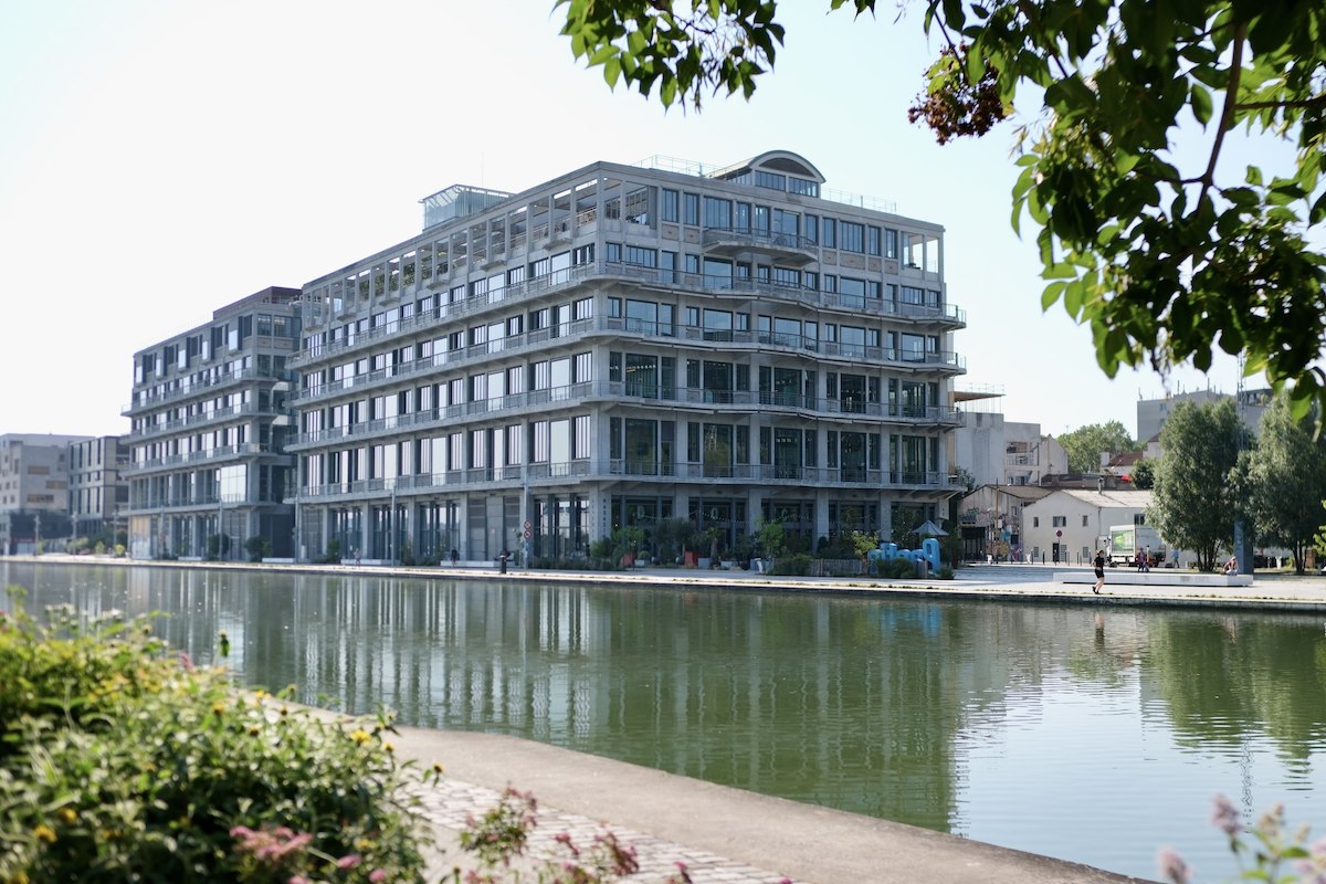 Les Magasins généraux, anciens entrepôts de la Chambre de Commerce et d'Industrie de Paris devenus lieu culturel et siège de l'agence de pub BETC / © Magasins généraux