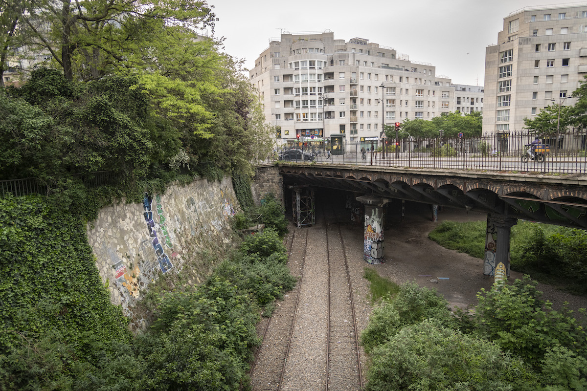 Vue plongeante sur la tranchée des Buttes-Chaumont sur un tronçon non ouvert au public  / © Jérômine Derigny pour Enlarge your Paris 