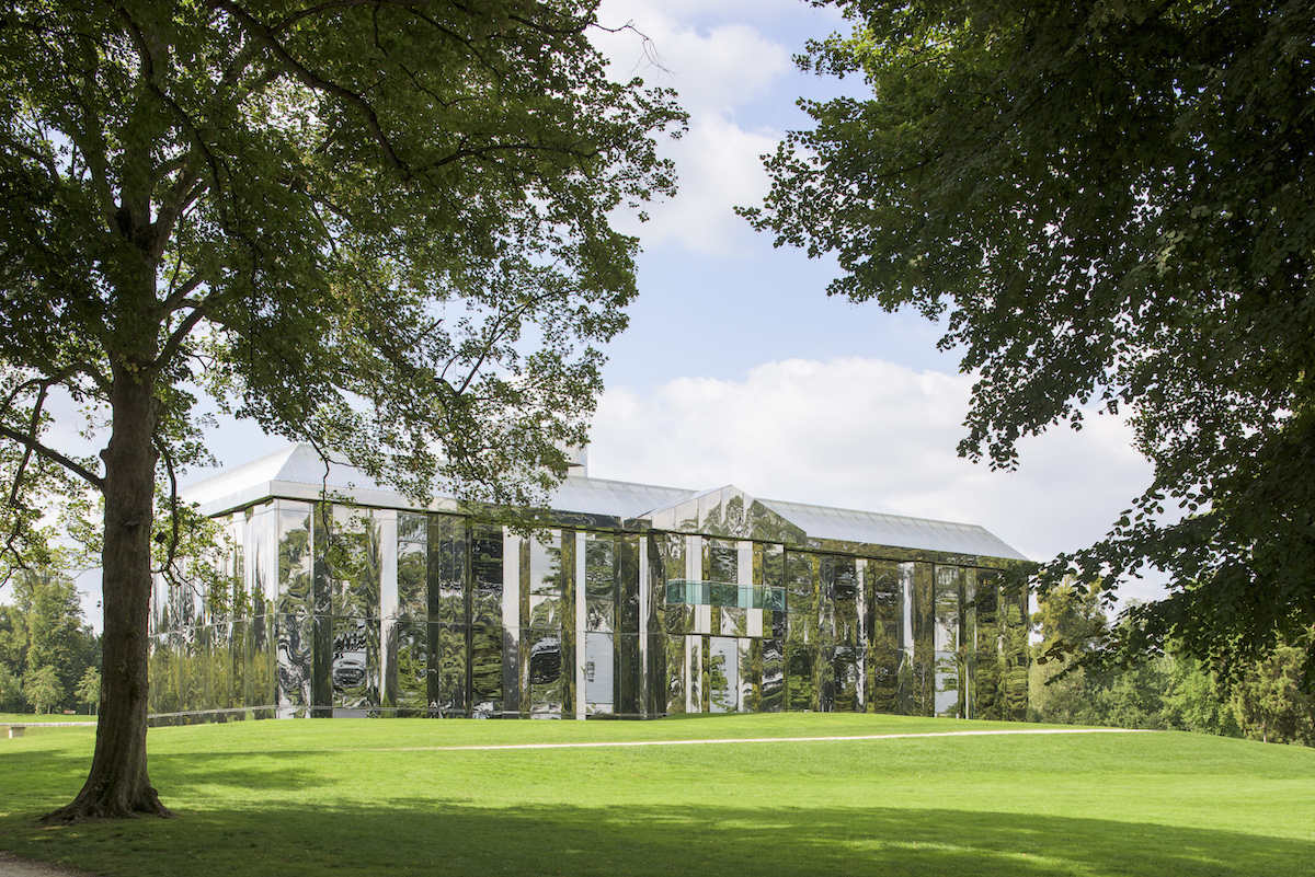 Le château de Rentilly recouvert de miroirs par l'artiste Xavier Veilhan / © Martin Argyroglo – Château © Veilhan ADAGP Paris – 