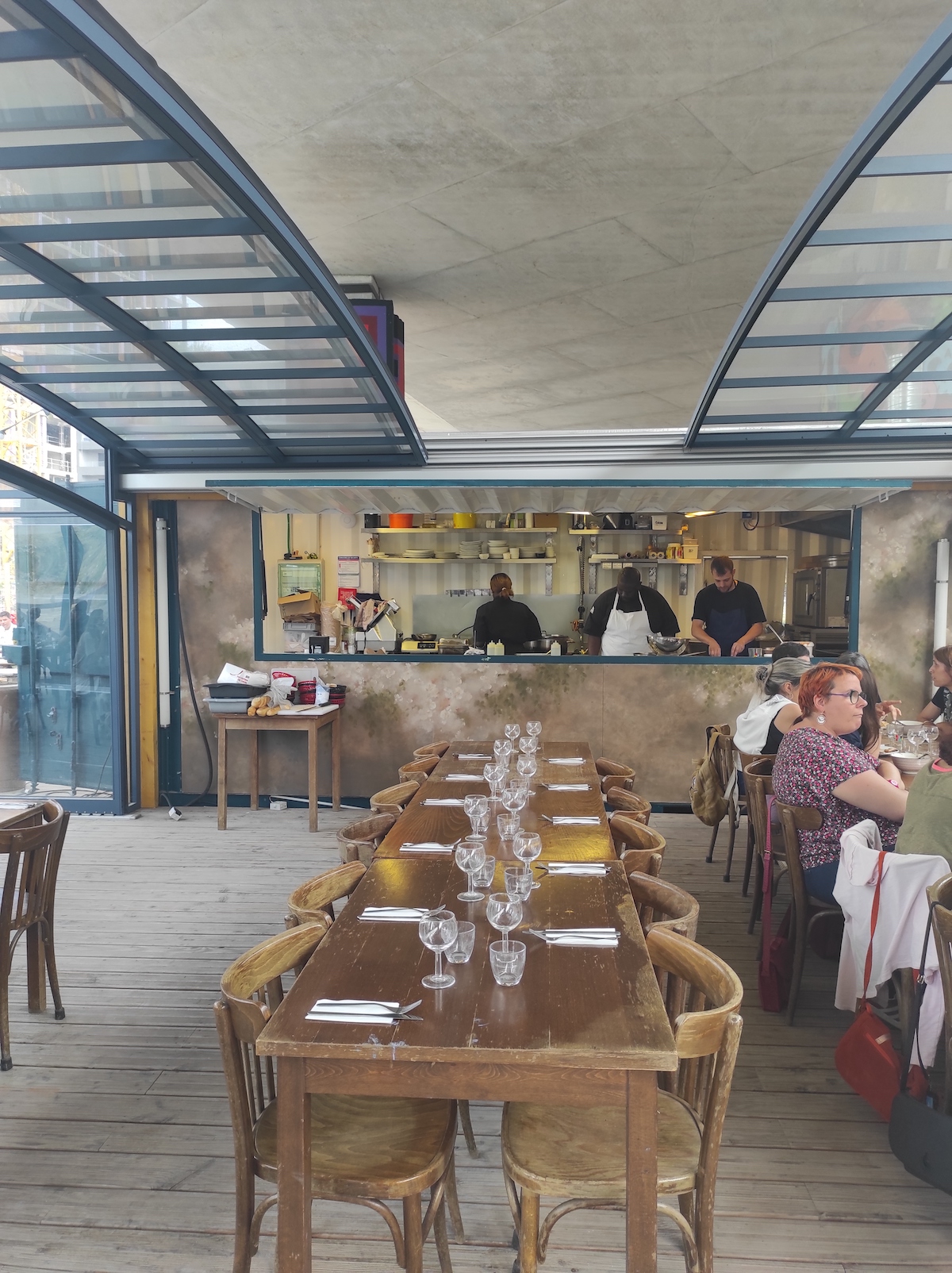 Le restaurant La Bretelle a ouvert entre le 13e arrondissement et Ivry sous une bretelle du périphérique / © Joséphine Lebard pour Enlarge your Paris