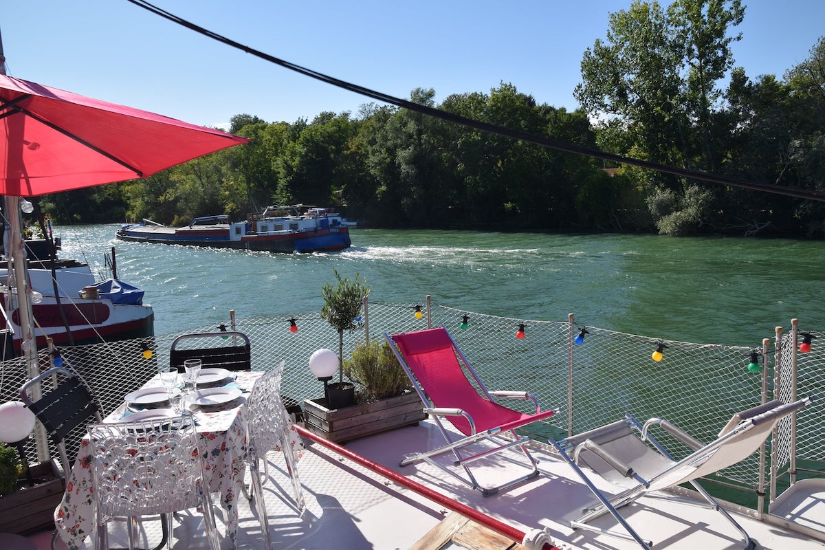 La terrasse de la péniche Marboré à Lagny / © Péniche Marboré