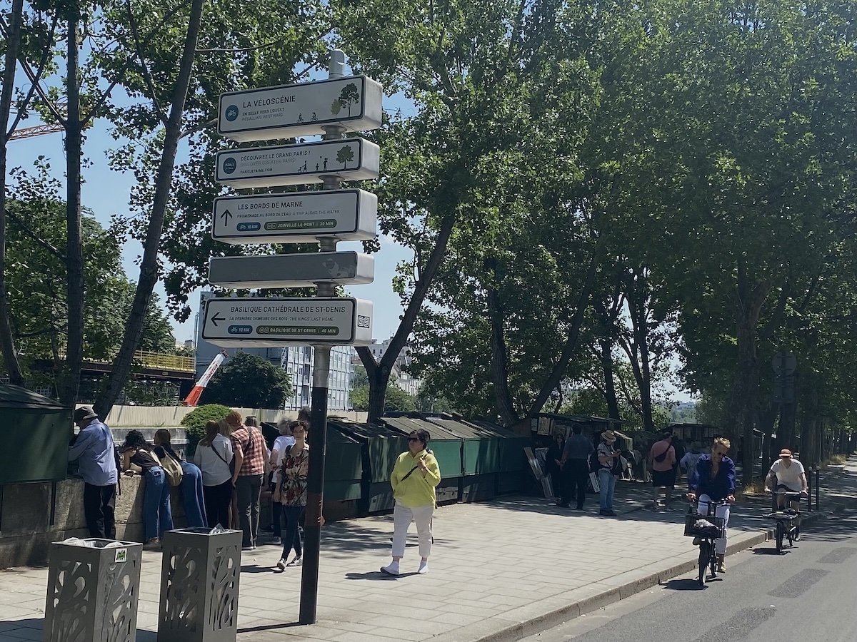 Vivre le Marais, Vivre Paris centre !: Quand des panneaux d'affichage  deviennent un obstacle aux circulations douces