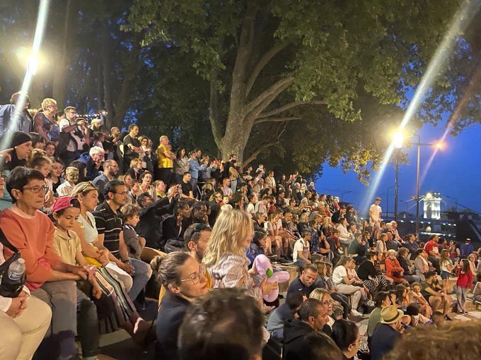 Le public le long des berges de Seine à Paris / Stéphane Exposito (@stephaneexposit / Twitter)