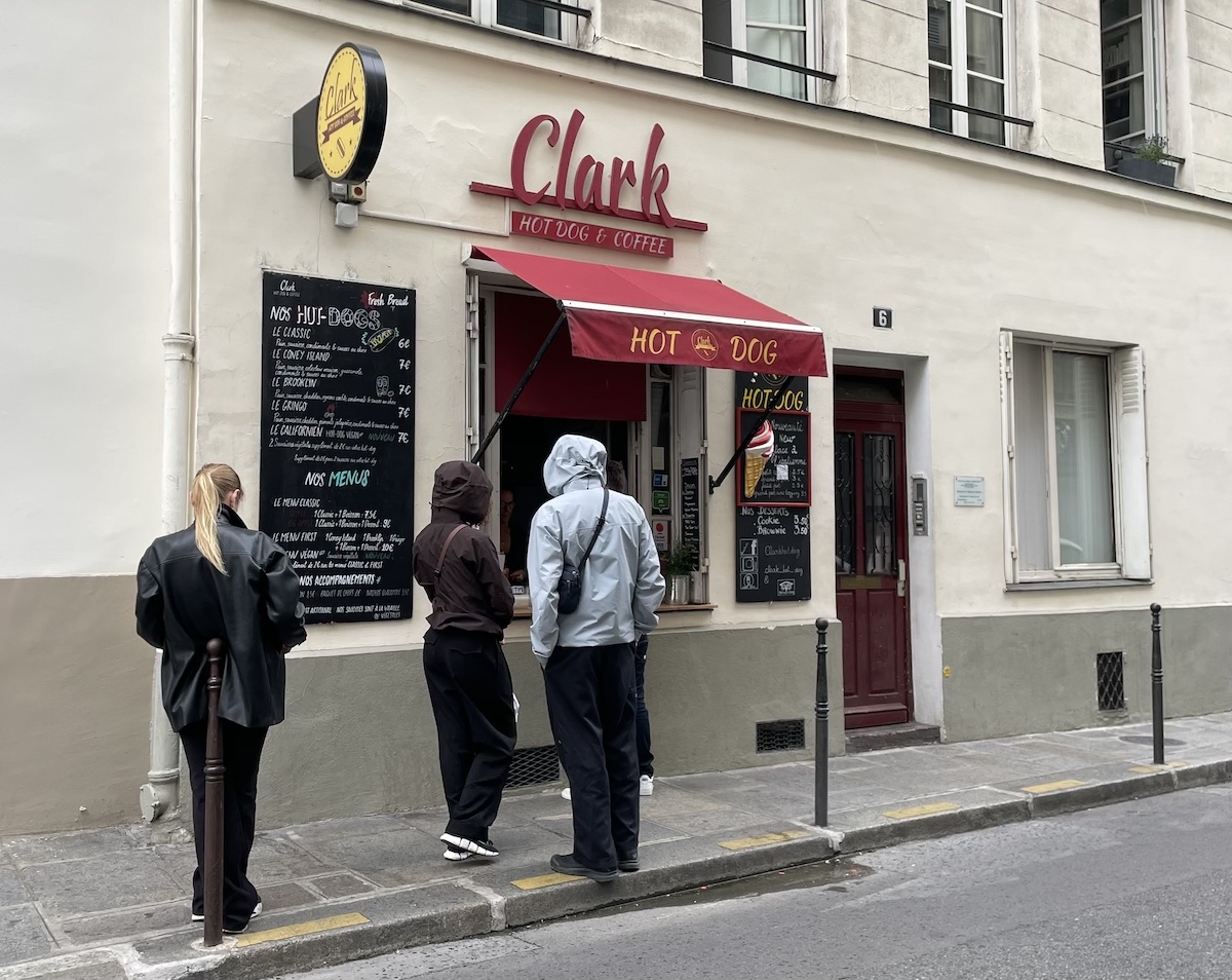 Clark, le spécialiste du hot-dog dans le Marais / © Virginie Jannière pour Enlarge your Paris  
