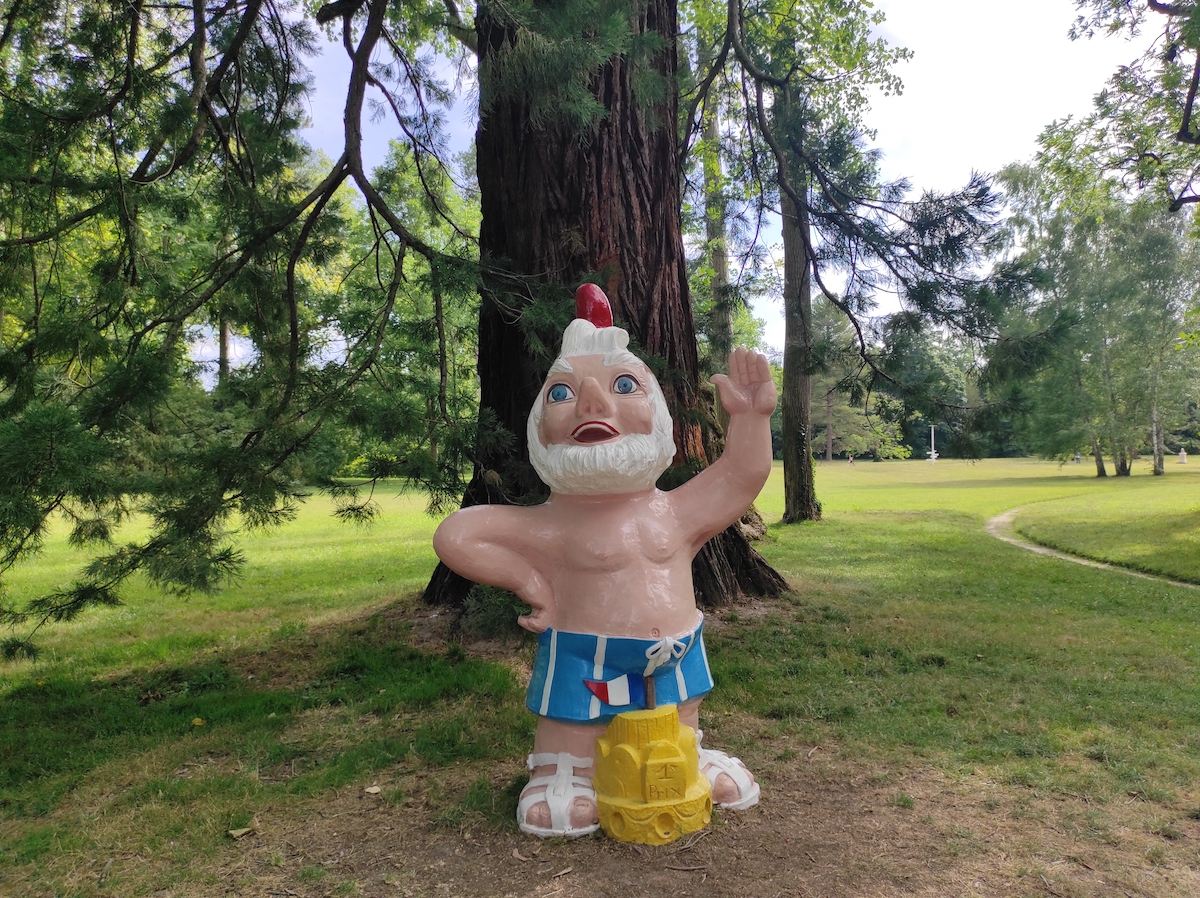 L'exposition d'art contemporain "Grandeur nature" se tient dans le Jardin anglais du château de Fontainebleau jusqu'au 17 septembre / © Joséphine Lebard pour Enlarge your Paris 