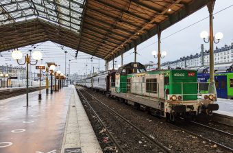 Embarquez dans un train vintage pour partir à la mer