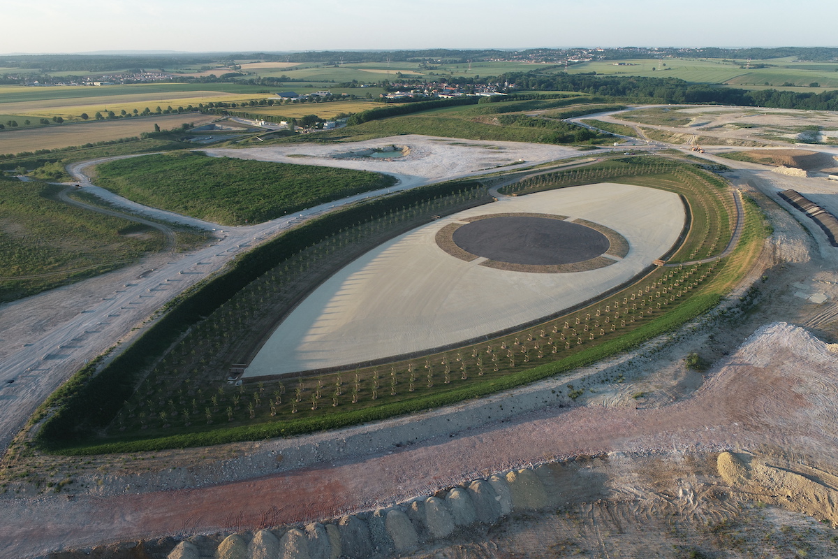 L'Oeil du ciel, une oeuvre de land art signée de l'artiste et architecte Antoine Grumbach en bordure de l'aéroport de Roissy /  © ECT