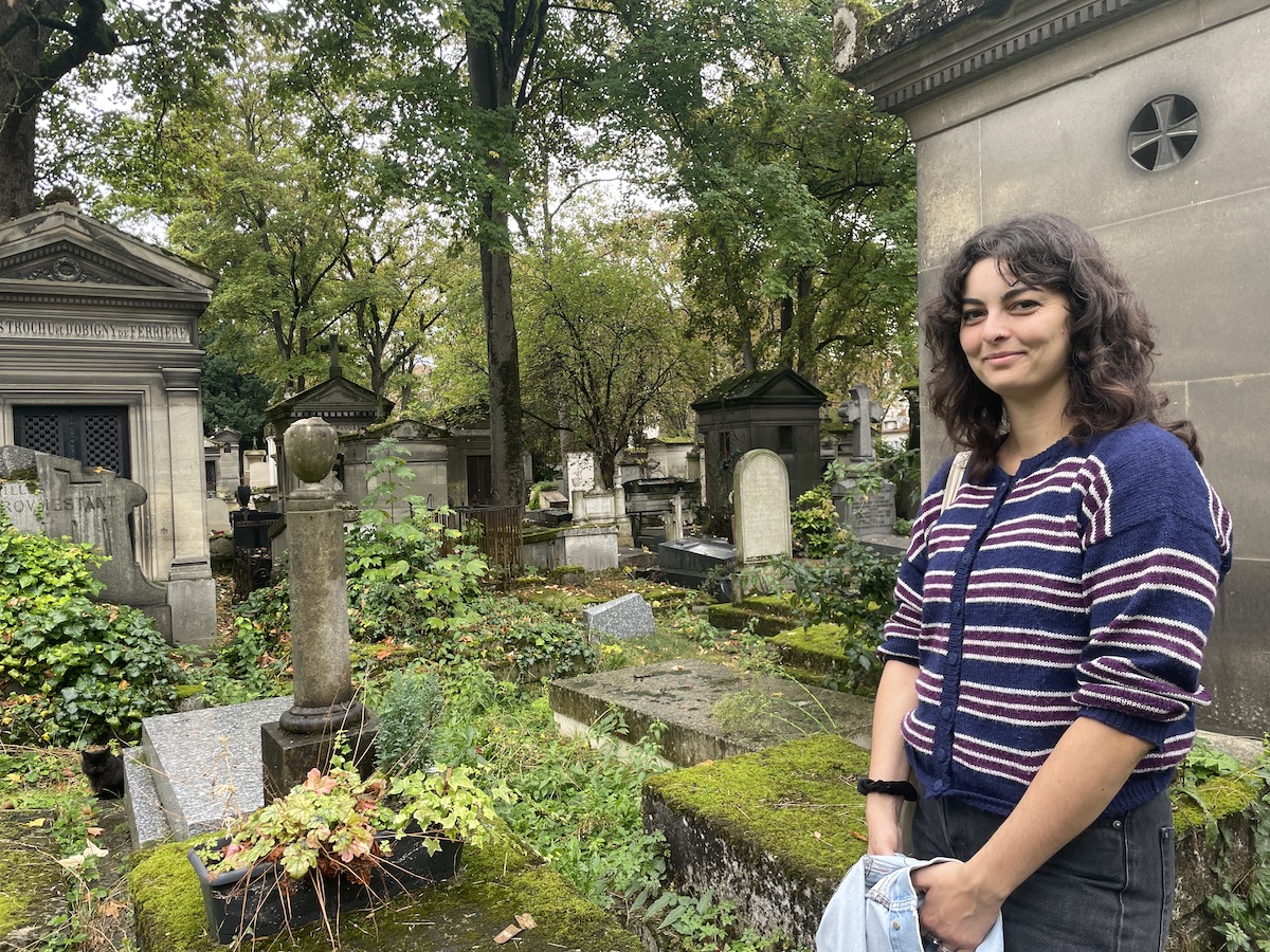 Camille Paix, alias Mère Lachaise, dans le cimetière du Père Lachaise / © Virginie Jannière pour