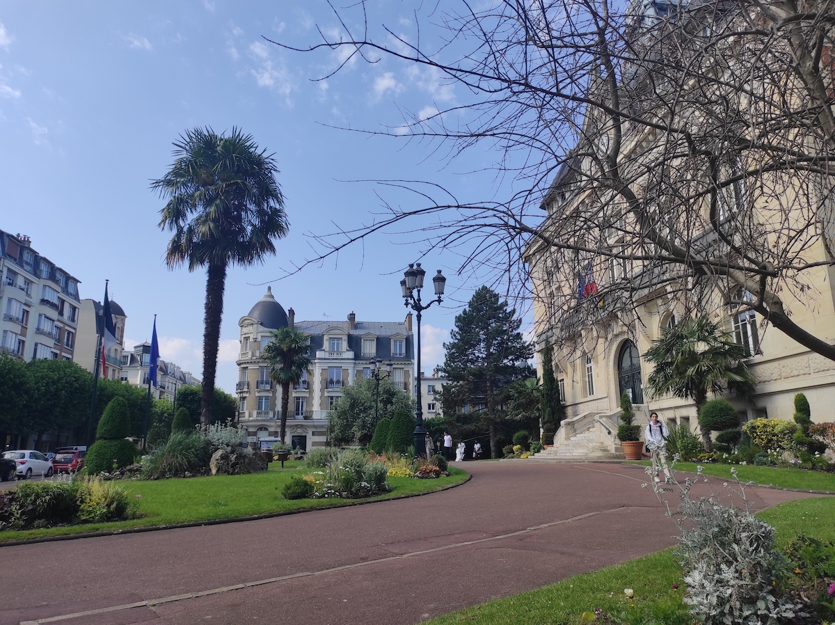 La place de l'Hôtel de Ville au Raincy / © Joséphine Lebard pour Enlarge your Paris