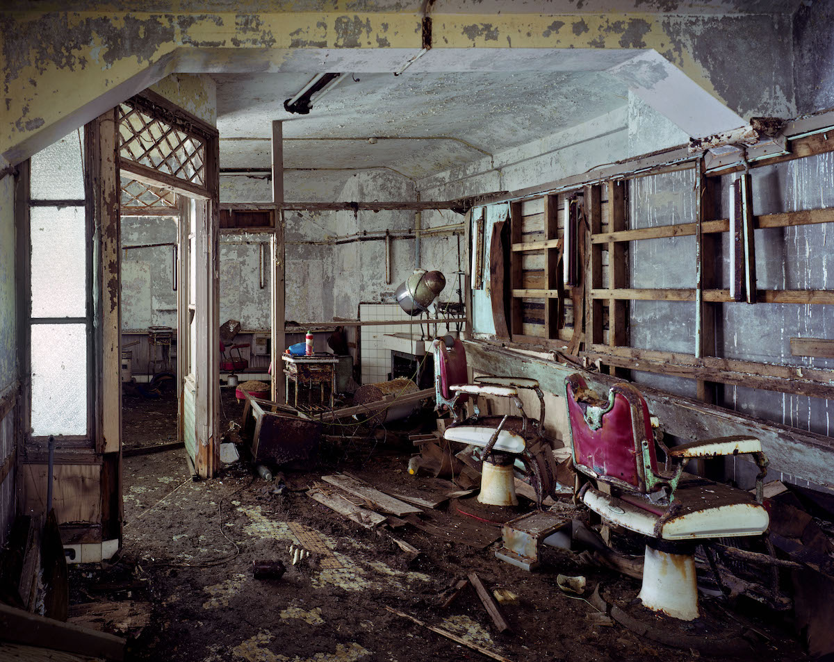 Un ancien salon de beauté dans la ville de Gunkanjima au Japon / © Yves Marchand et Romain Meffre