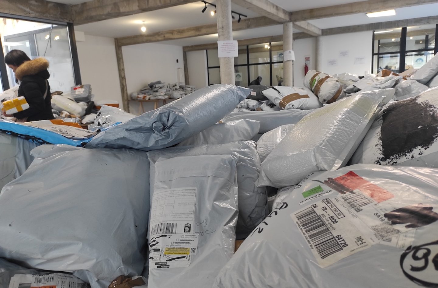 Bon plan à Saint-Maur-des-Fossés : cette boutique revend au kilo des colis  non réclamés