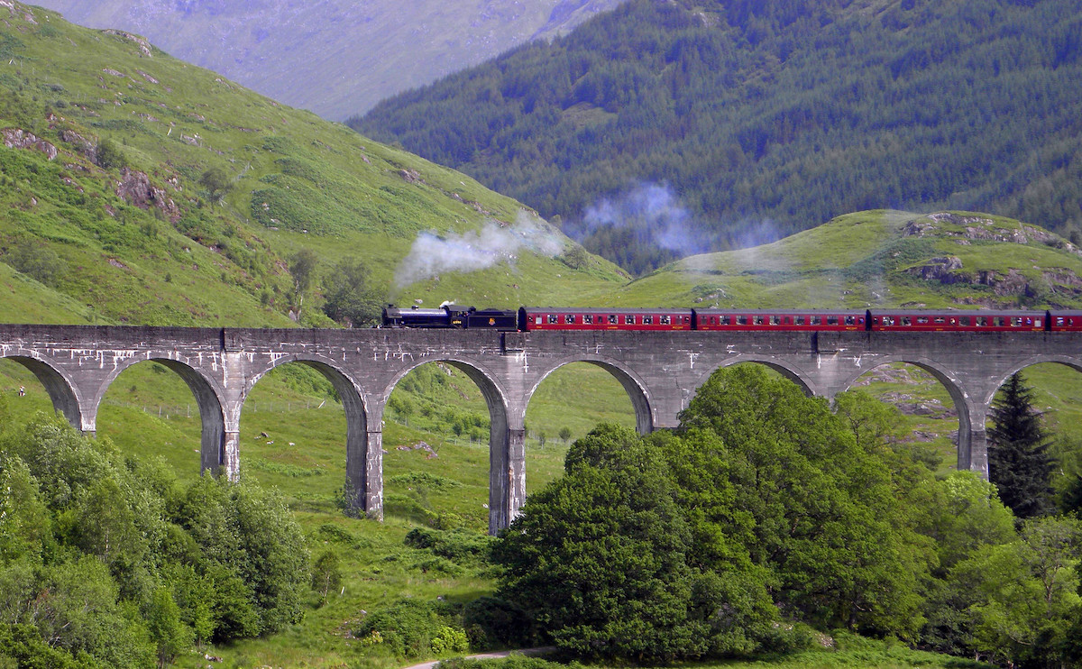 Le viaduc de Glenfinnan en Ecosse, popularisé par les films d'Harry Potter /  © IrenicRhonda 
