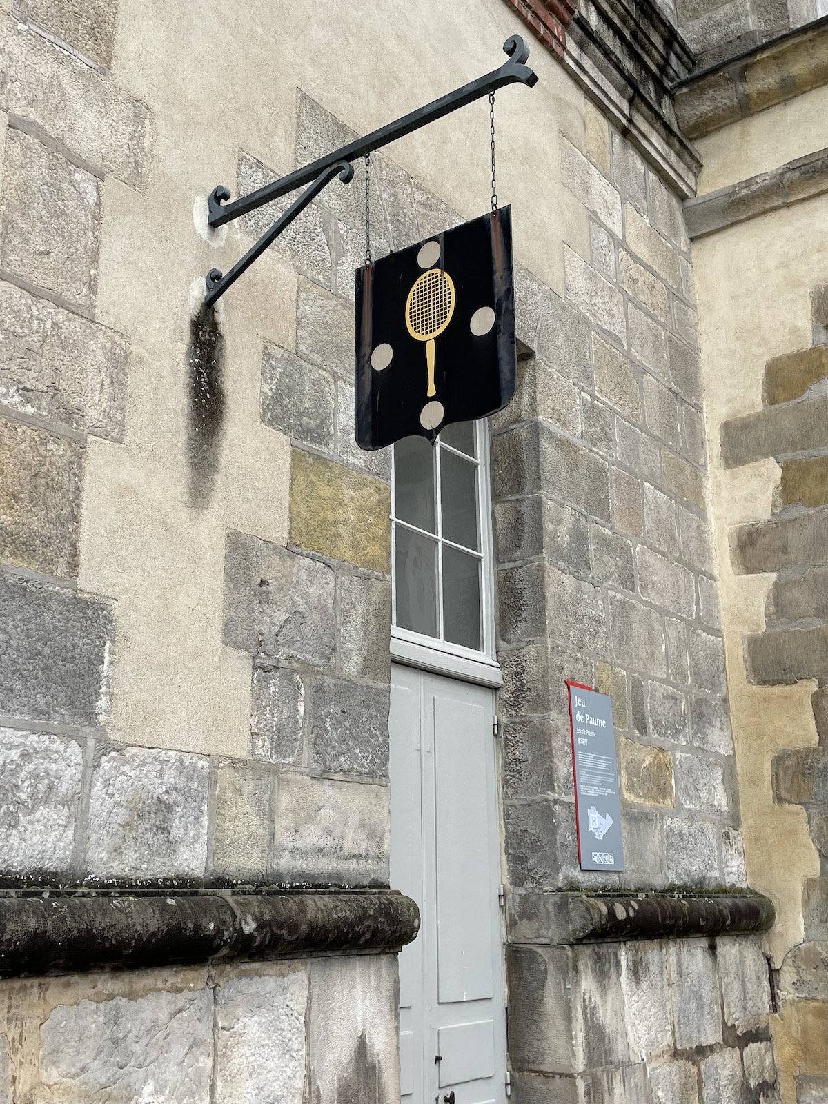 L'enseigne du Cercle du Jeu de paume de Fontainebleau / © John Laurenson pour Enlarge your Paris