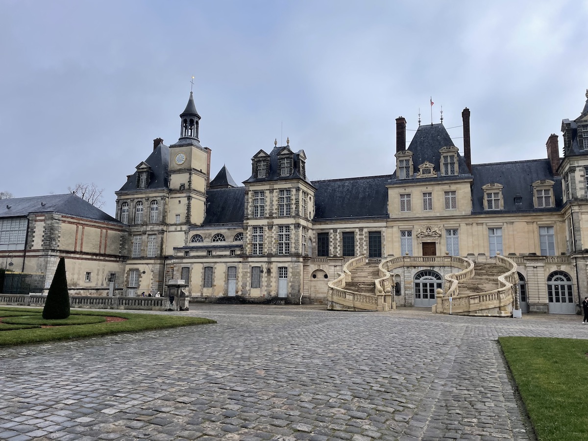 L'entrée du château de Fontainebleau... et du Cercle du Jeu de paume de Fontainebleau / © John Laurenson pour Enlarge your Paris