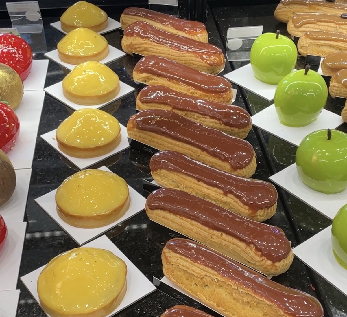 La tarte au citron et l'éclair au chocolat de la pâtisserie de La République à Boulogne-Billancourt, lauréate du Trophée de la pâtisserie 2024 du Grand Paris /  © Virginie Jannière pour Enlarge your Paris