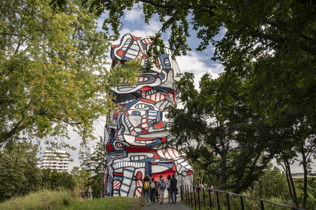 La Tour aux Figures, oeuvre monumentale de Jean-Dubuffet sur l'île Saint-Germain à Issy, fait partie des sites à visiter dans le 92 et le 78 où profiter de réductions grâce au Pass Destination / © Jérômine Derigny pour Enlarge your Paris