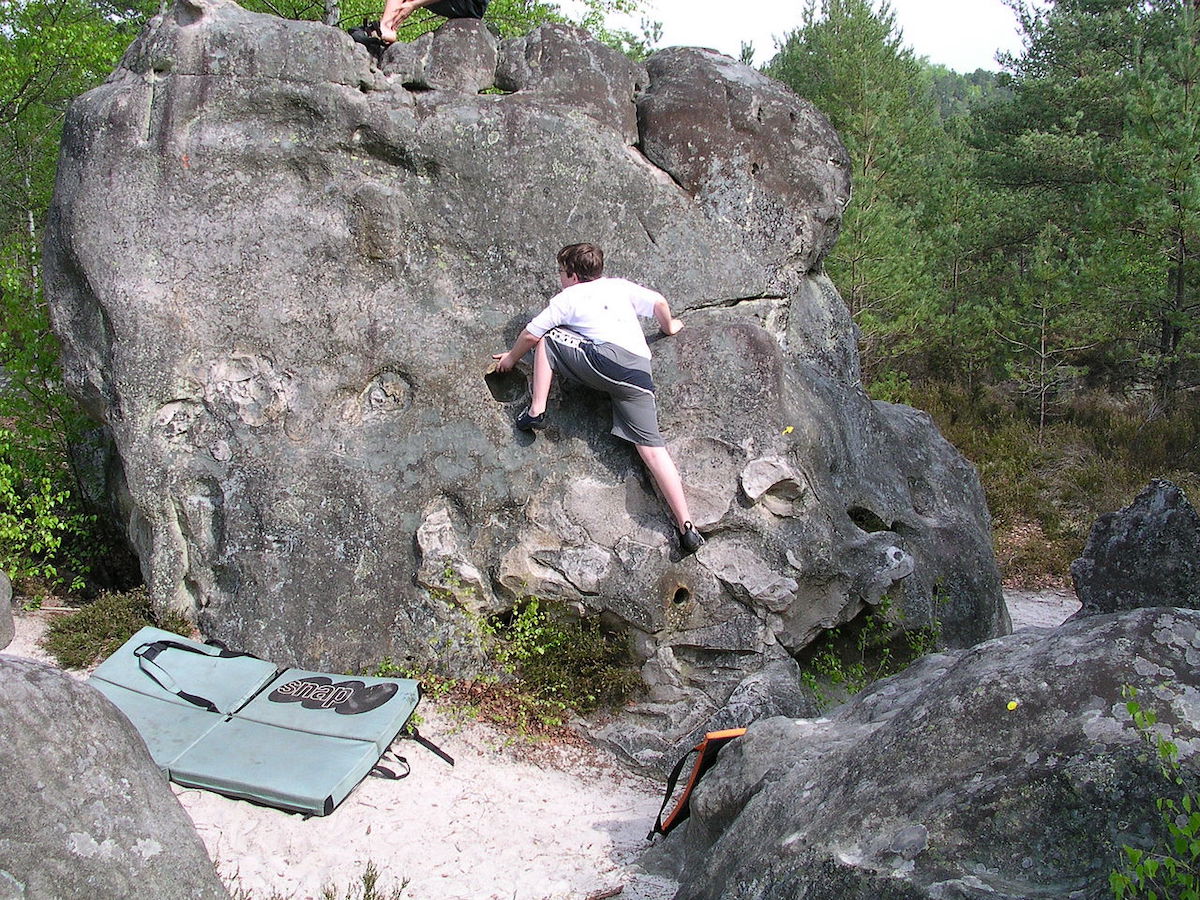 L'escalade de bloc peut s'effectuer à tout âge et quel que soit son niveau /  © Romary (Wikimedia commons)