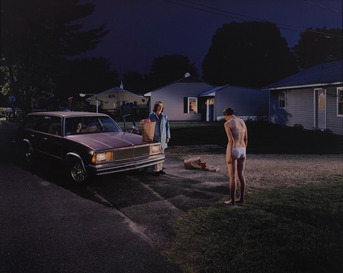 Une photo de Gregory Crewdson, "Penitent Girl", et tirée de sa série "Twilight" à voir dans le cadre de l'exposition « XXH, temps 1 » à la Fondation Francès / © Gregory Crewdson