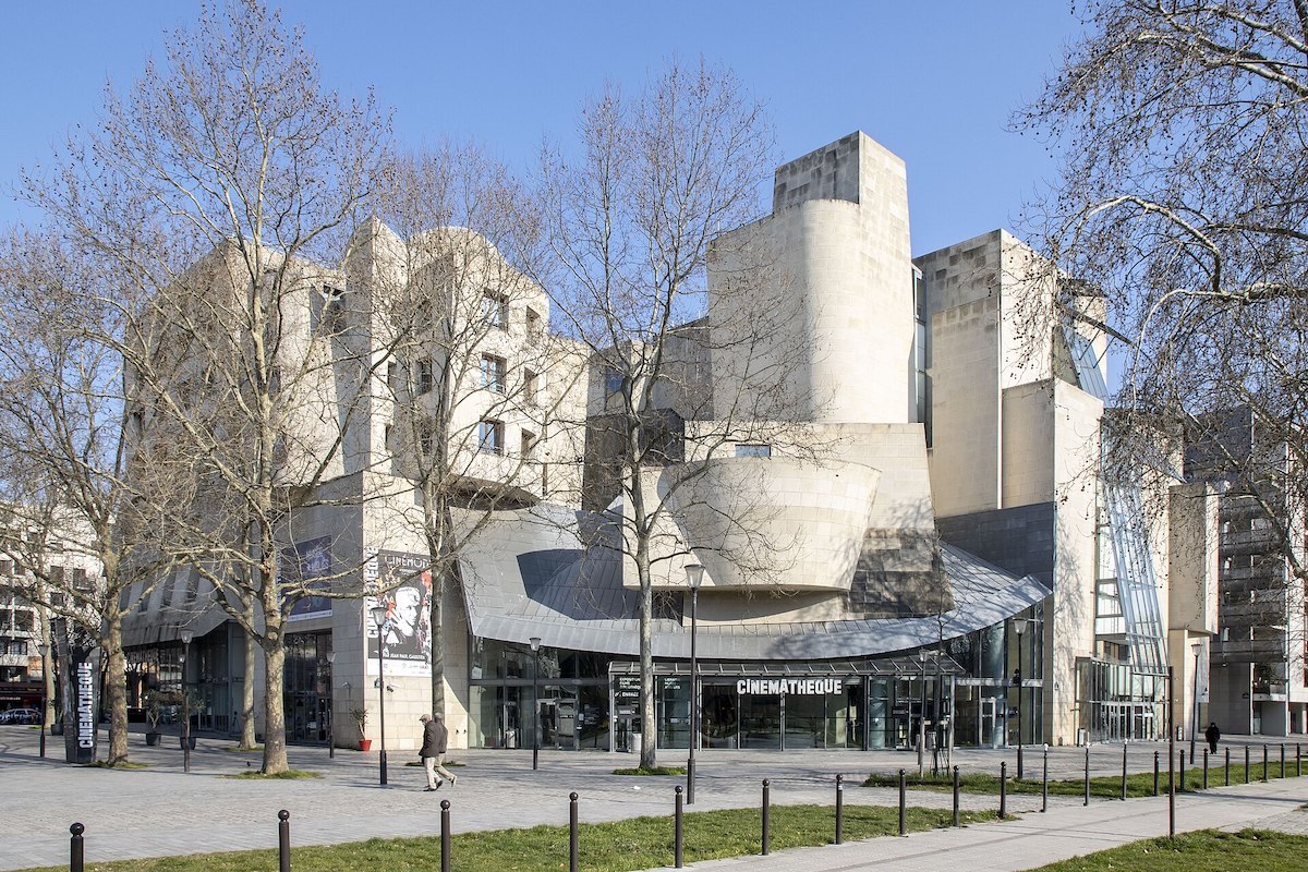 La Cinémathèque française dans le 12e est desservie par le métro Bercy sur la ligne 14 / © Arthur Weidmann / Frank Gehry (Wikimedia commons)