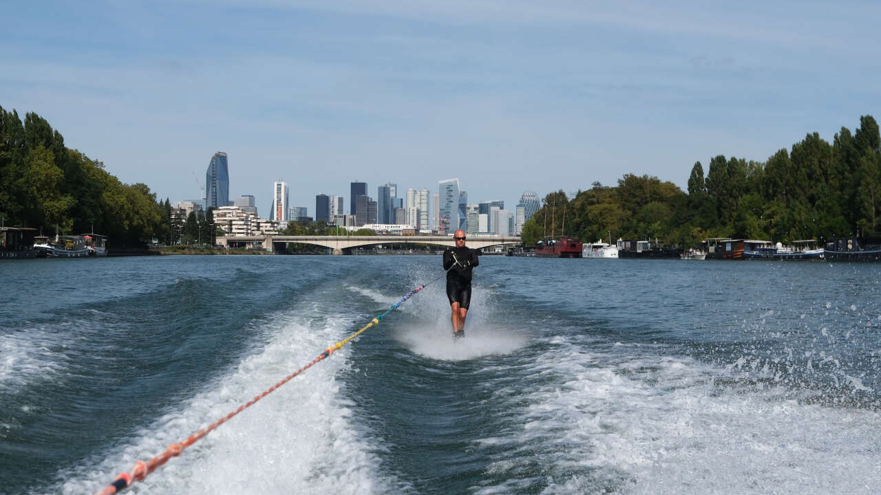 Le Ski nautique club de Paris pour glisser sur la Seine avec vue sur La Défense / © Vincent Migrenne