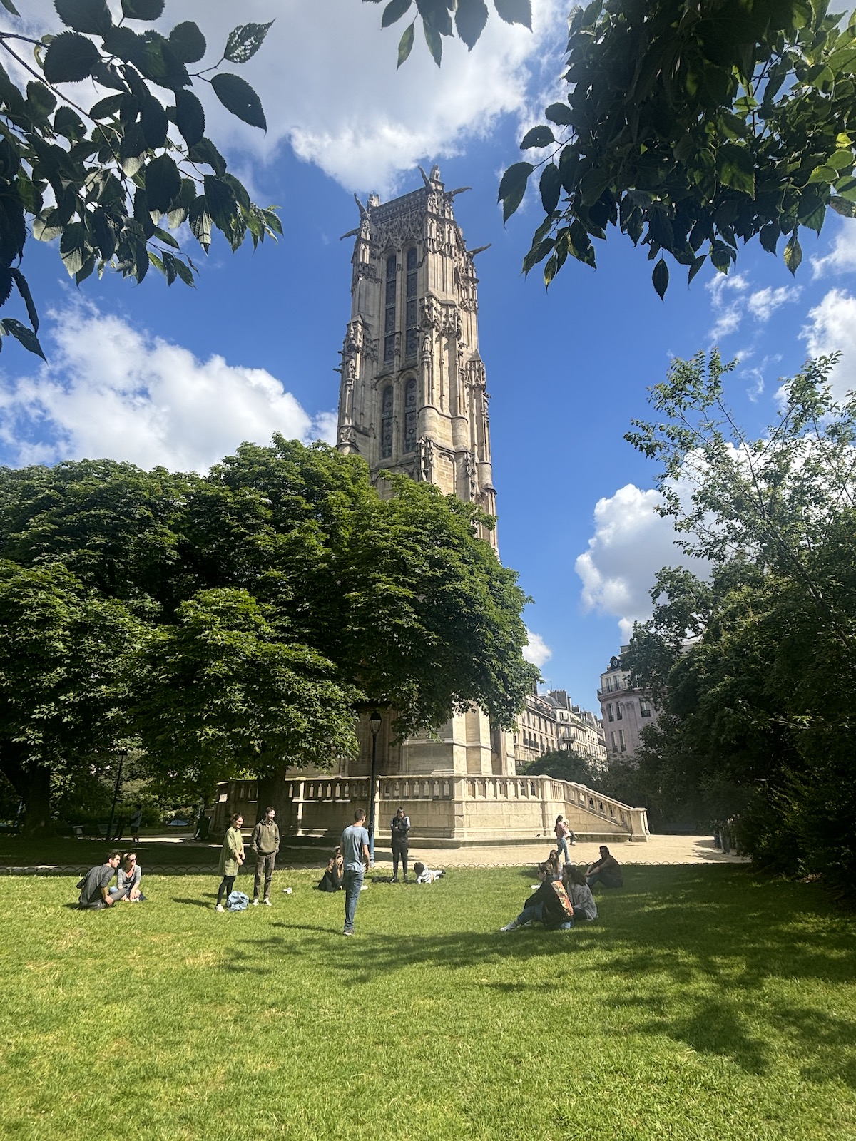 Le square au pied de la tour Saint-Jacques / © Virginie Jannière pour Enlarge your Paris