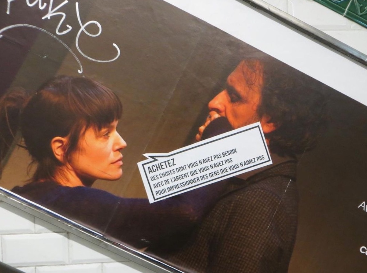 Un sticker de "Chômeuses go on" dans le métro à Paris / © Chômeuses go on