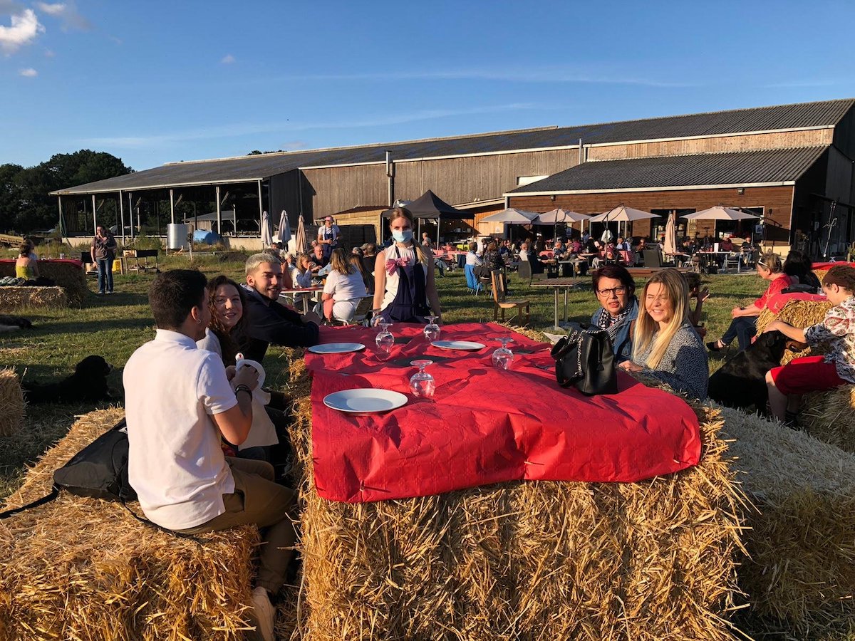 Le restaurant de la Ferme des Quatre Etoiles à Auffargis dans les Yvelines qui propose également des emplacements pour camper / © La Ferme des Quatre Etoiles