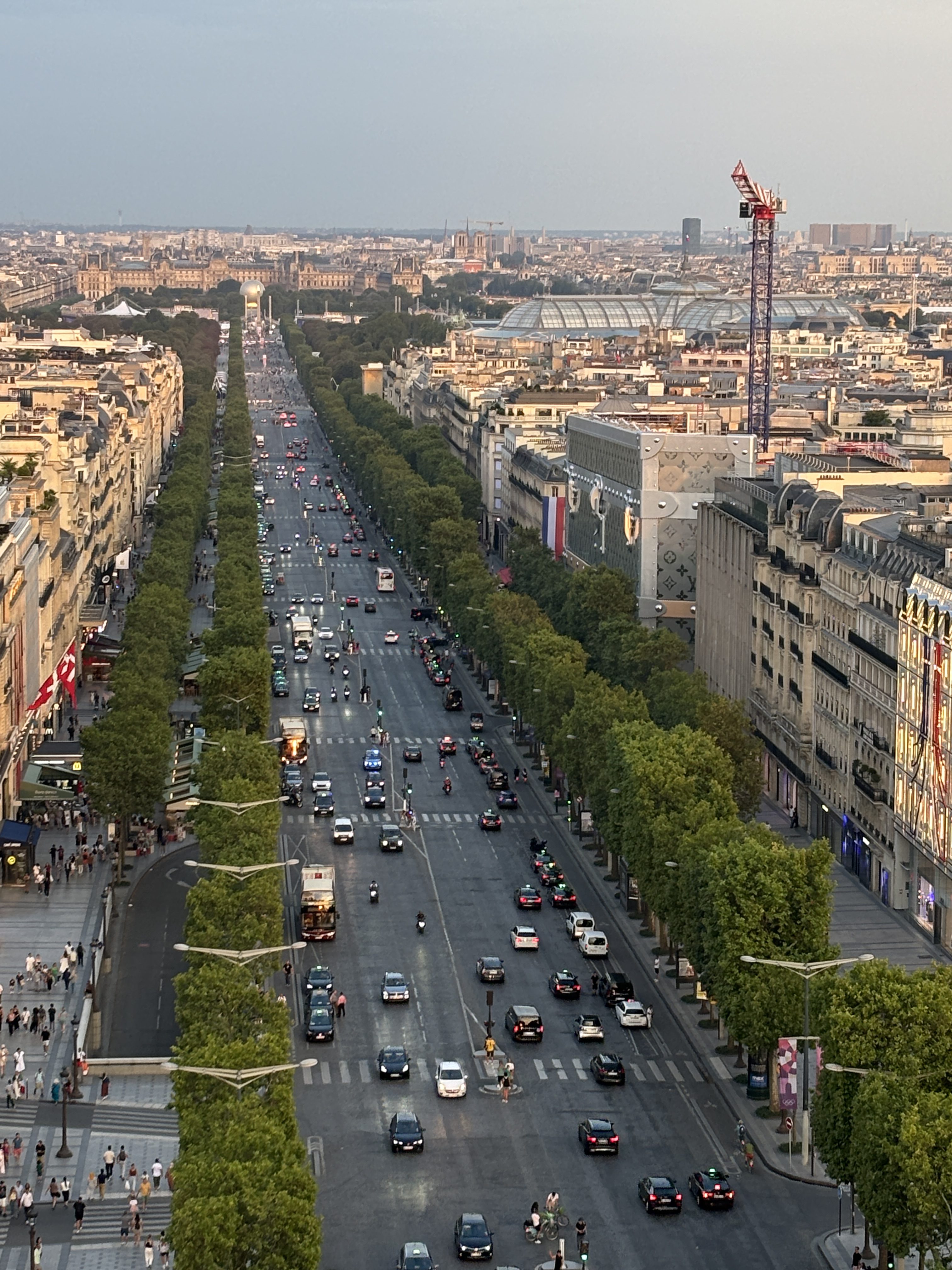 Les Champs-Elysées depuis l'Arc de Triomphe / © Virginie Jannière pour Enlarge your Paris