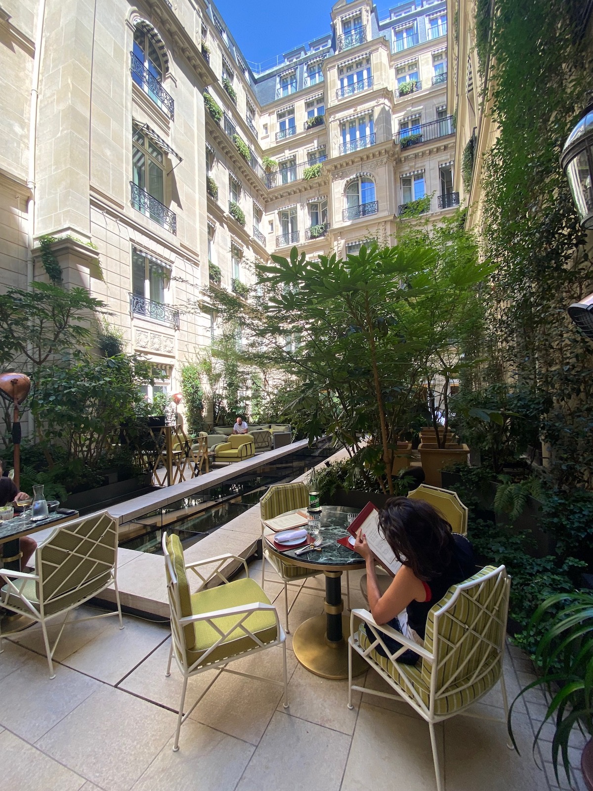 La terrasse du restaurant Comestibles au coeur du Crillon / © Steve Stillman pour Enlarge your Paris