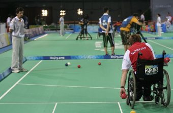 Assistez à une version artistique de la boccia dans un ancien cinéma des années 30