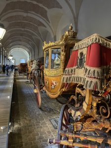 La galerie des carrosses dans les Grandes Ecuries / © John Laurenson pour Enlarge your Paris