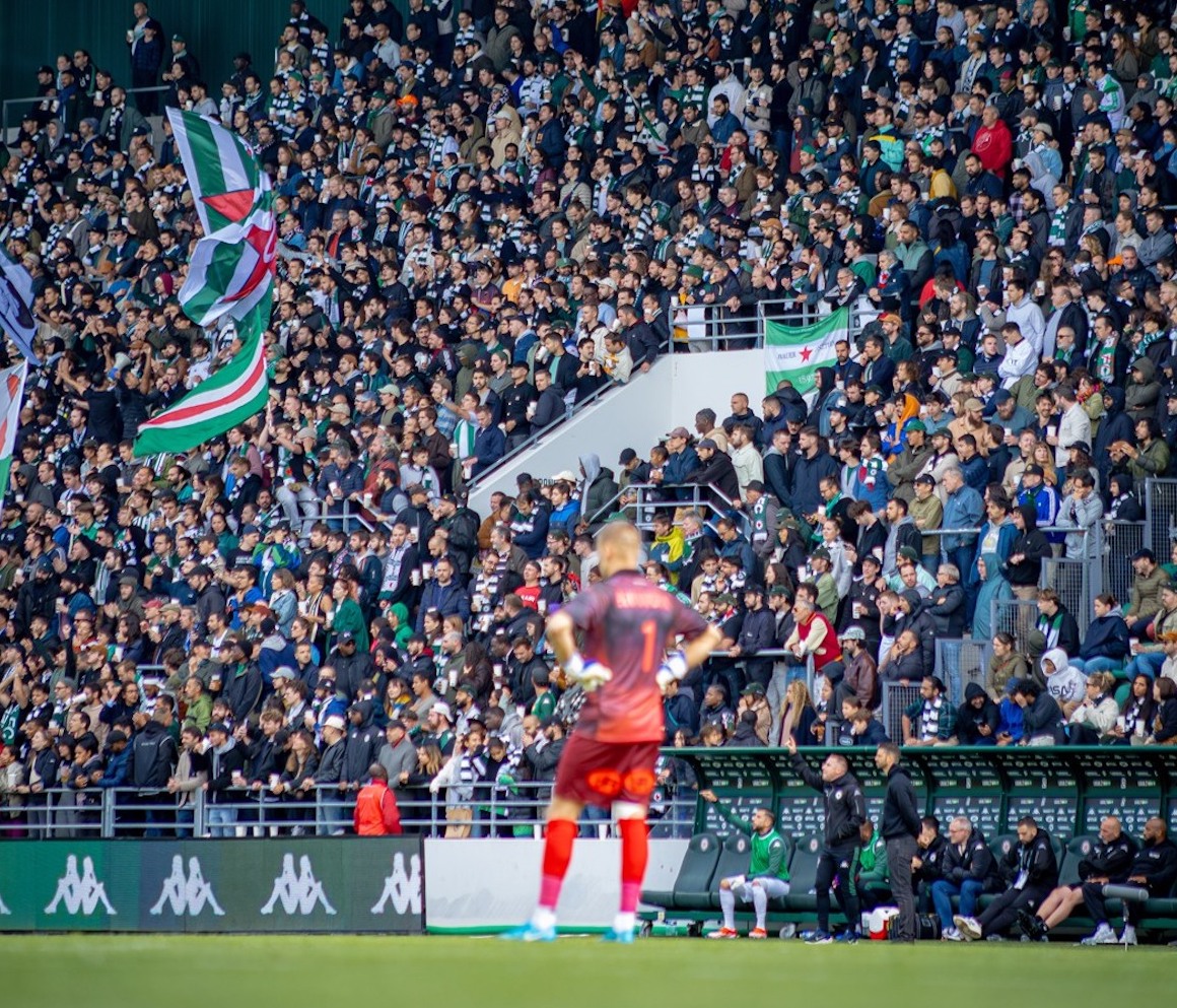 La tribune principale du Stade Bauer, l’antre du Red Star à Saint-Ouen / © Mael_alz