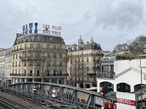 L'ancien magasin Tati abrite à Barbès abrite le Grand Magasin Éphémère jusqu'au 29 juin / © Pauline de Quatrebarbes pour Enlarge your Paris
