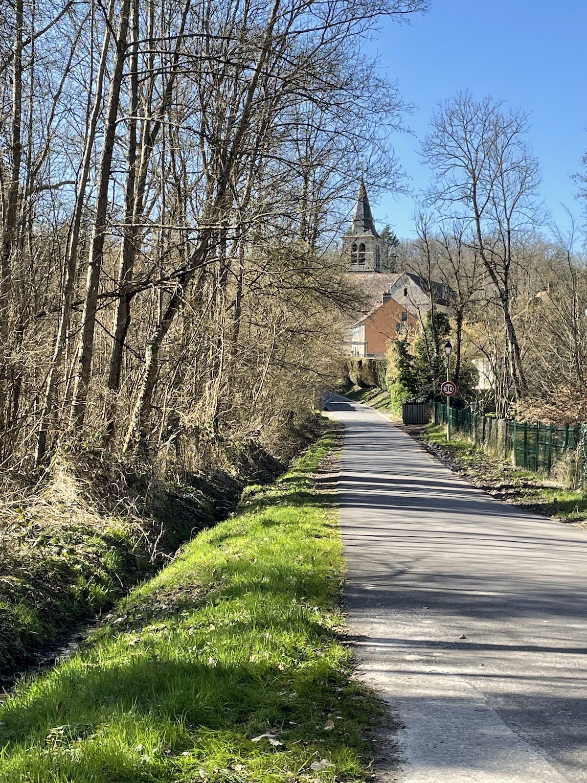En sortant de Chevreuse / © John Laurenson pour Enlarge your Paris