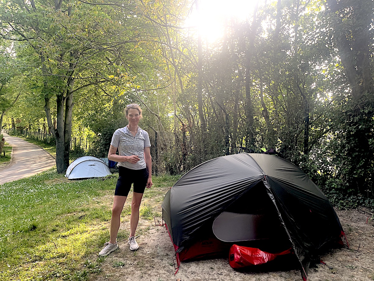 Une Néerlandaise en plein tour d'Europe croisée au camping de Paris dans le bois de Boulogne / © Pauline de Quatrebarbes pour Enlarge your Paris