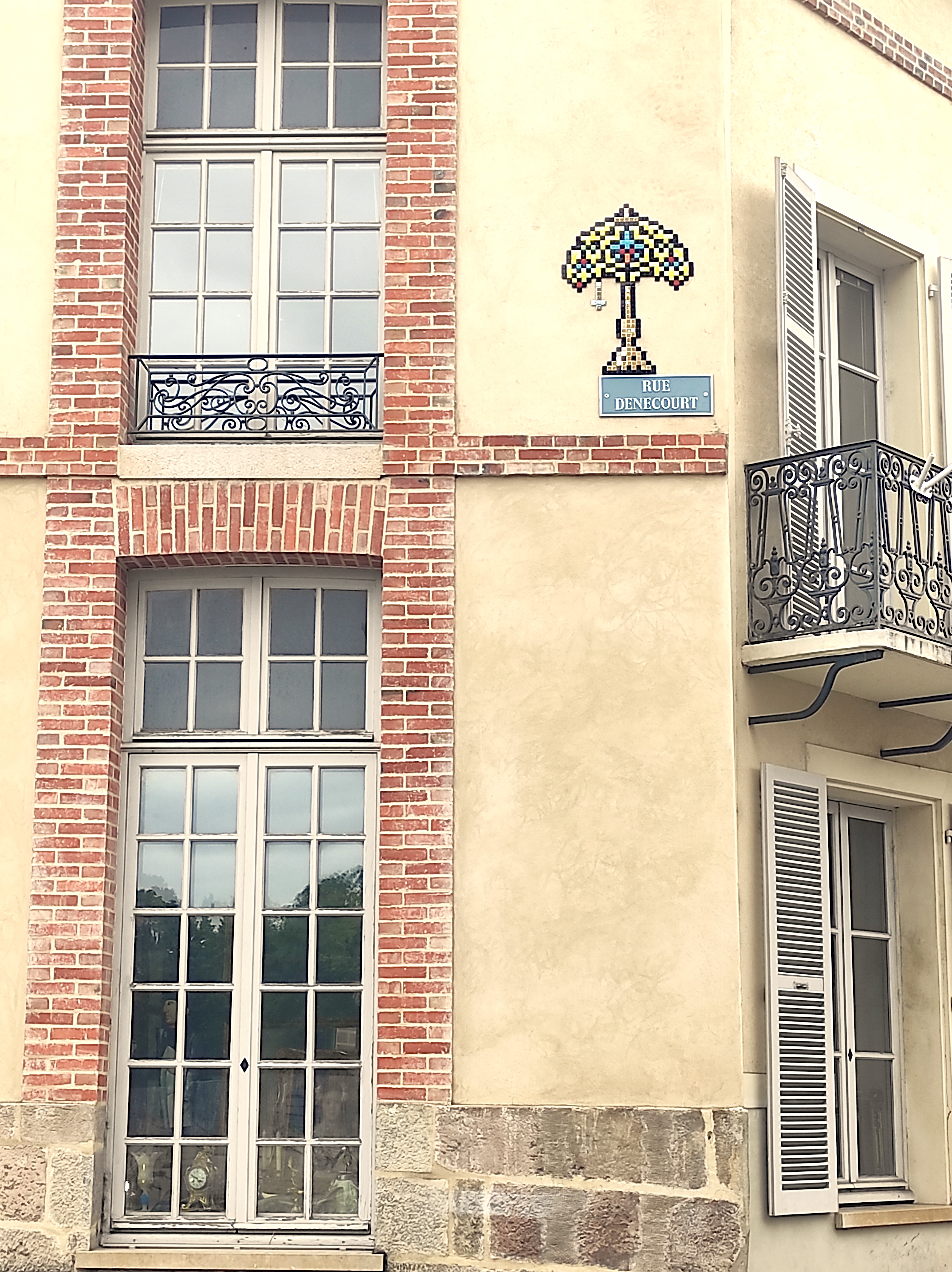 Une oeuvre du street artiste Invader dans les rues de Fontainebleau / © Joséphine Lebard pour Enlarge your Paris