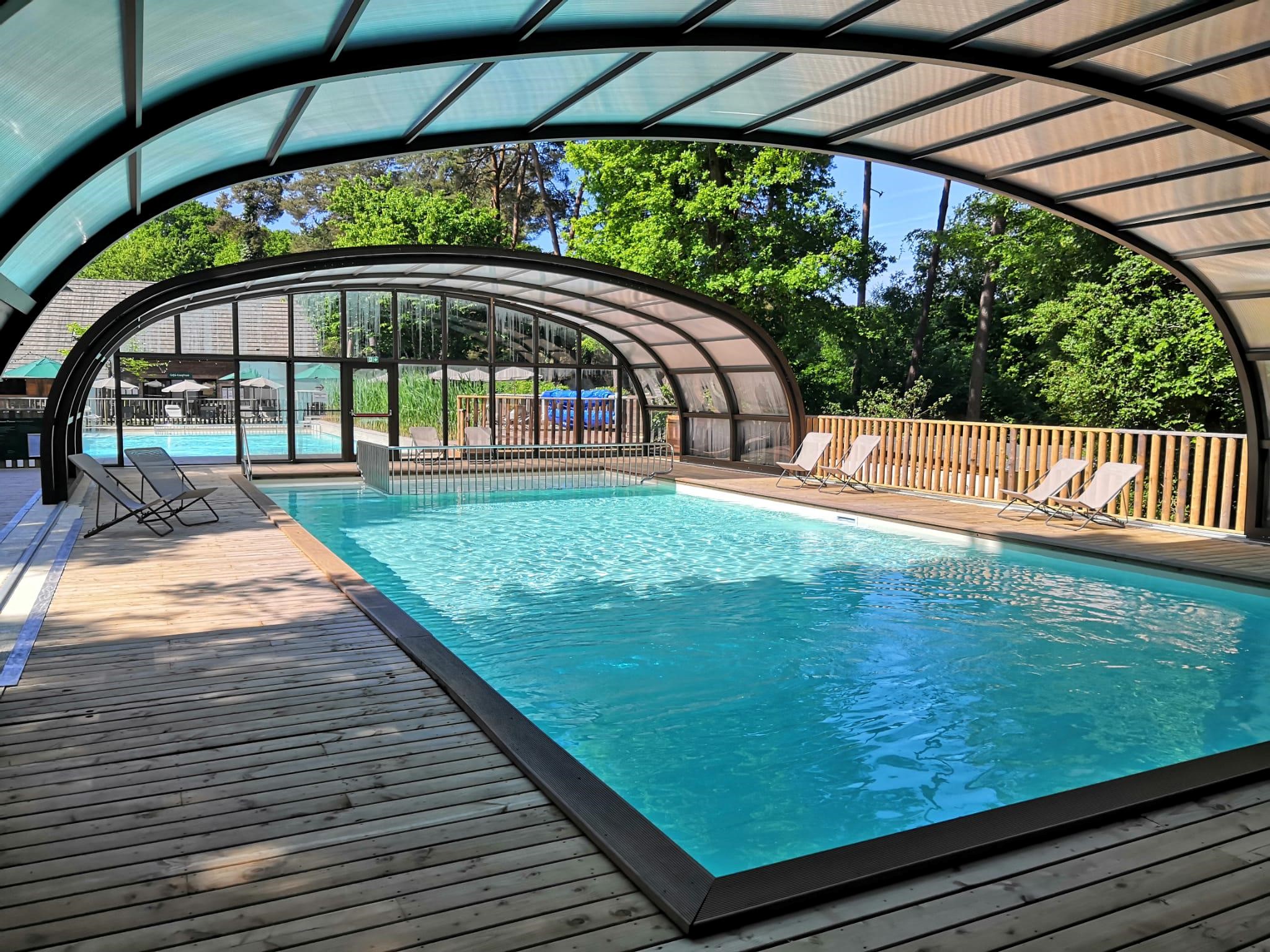 La piscine extérieure du camping Huttopia Rambouillet. Photo Manu Reyboz