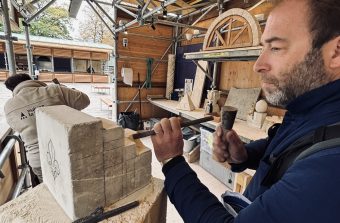 Tailler la pierre avec ses enfants au pied de la basilique Saint-Denis, le programme le plus médiéval des vacances