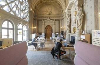 Au cœur de Paris, deux mairies devenues vraiment communes