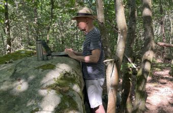 Ni « home office » ni open space : il a installé son bureau en forêt