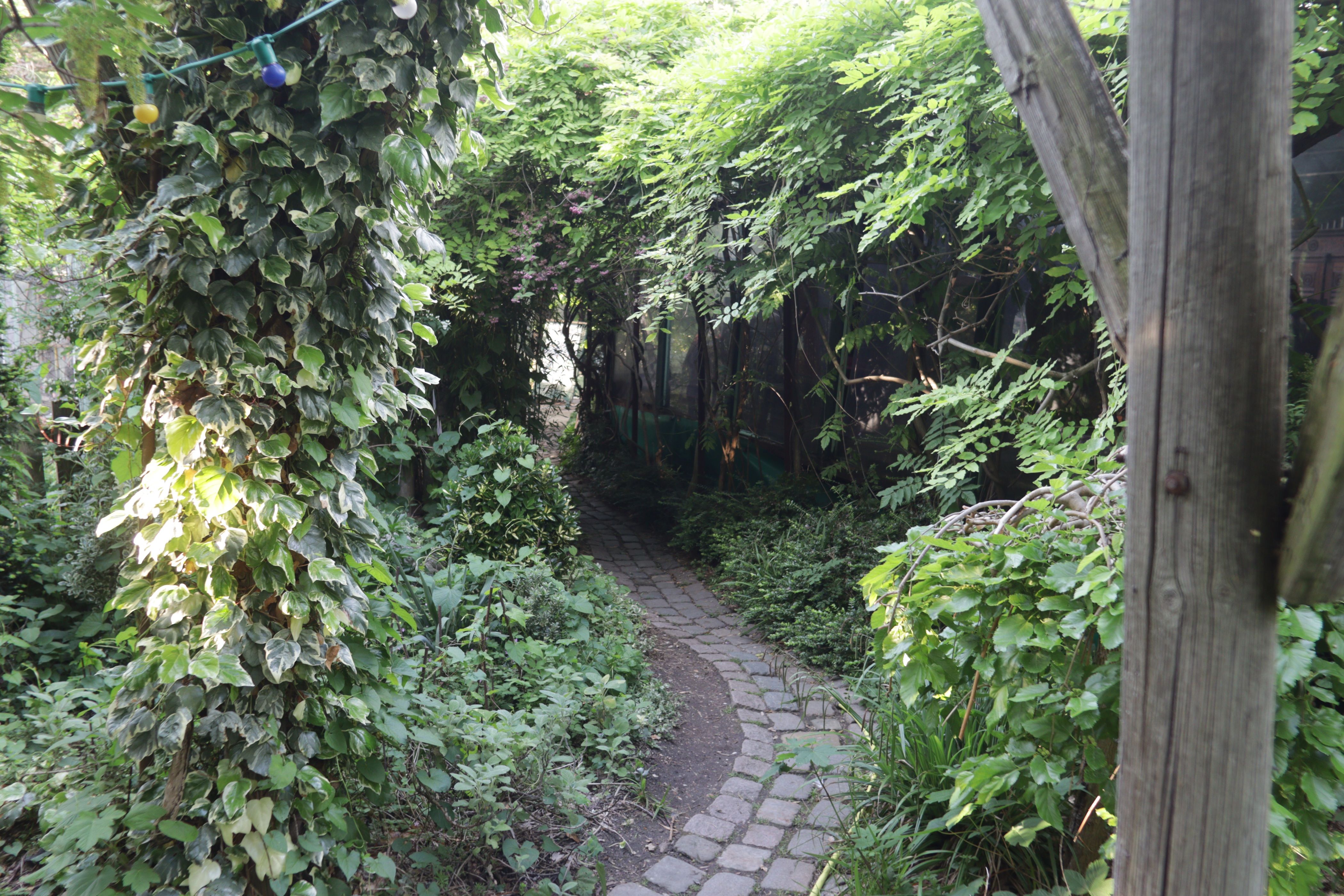 L'entrée de la Ferme du Bonheur sur le campus de Nanterre. Marius Debackere pour Enlarge your Paris