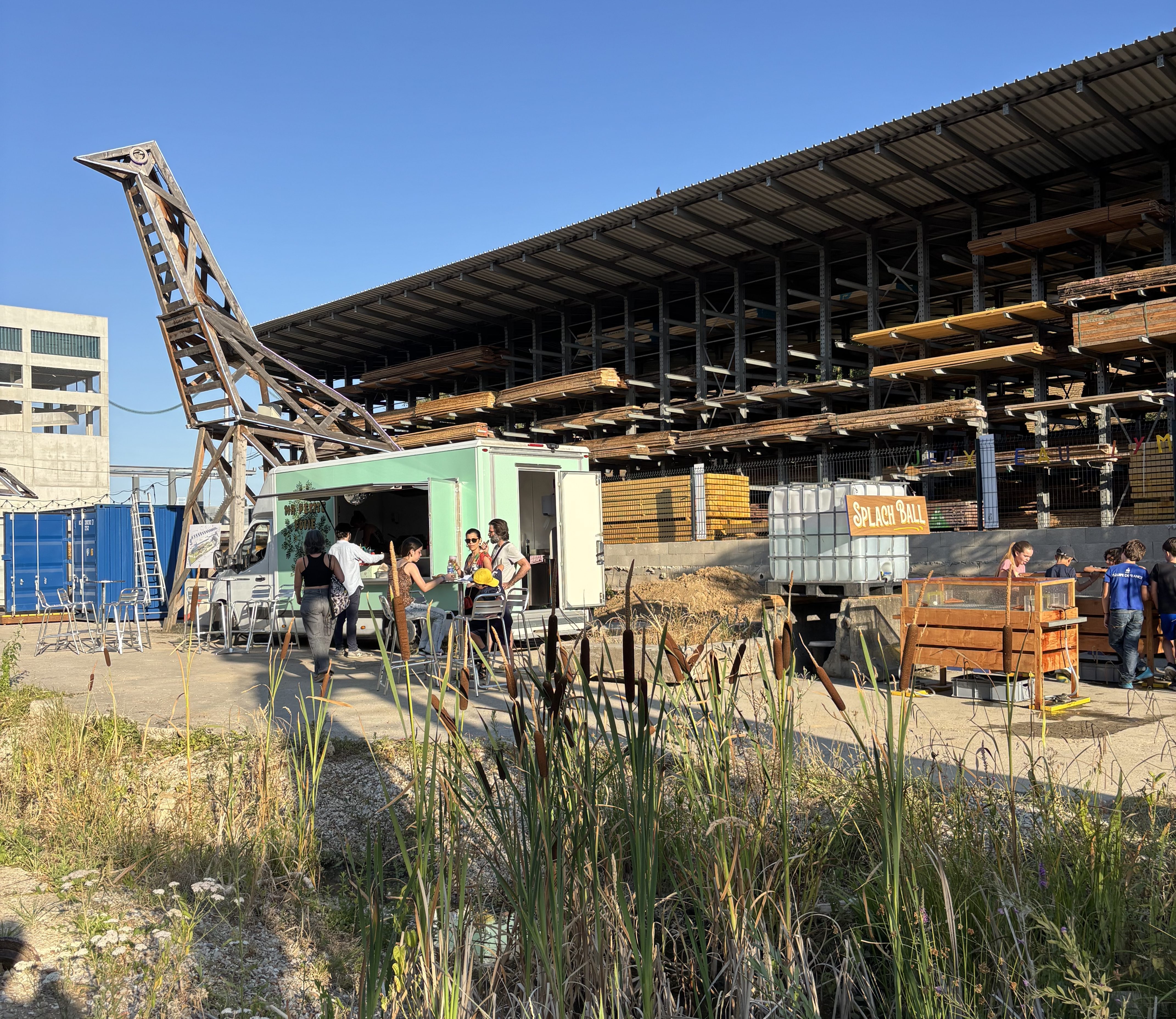 Aux Ardoines, une mare creusée dans le béton annonce le tiers-lieu Tinta&rsquo;mare