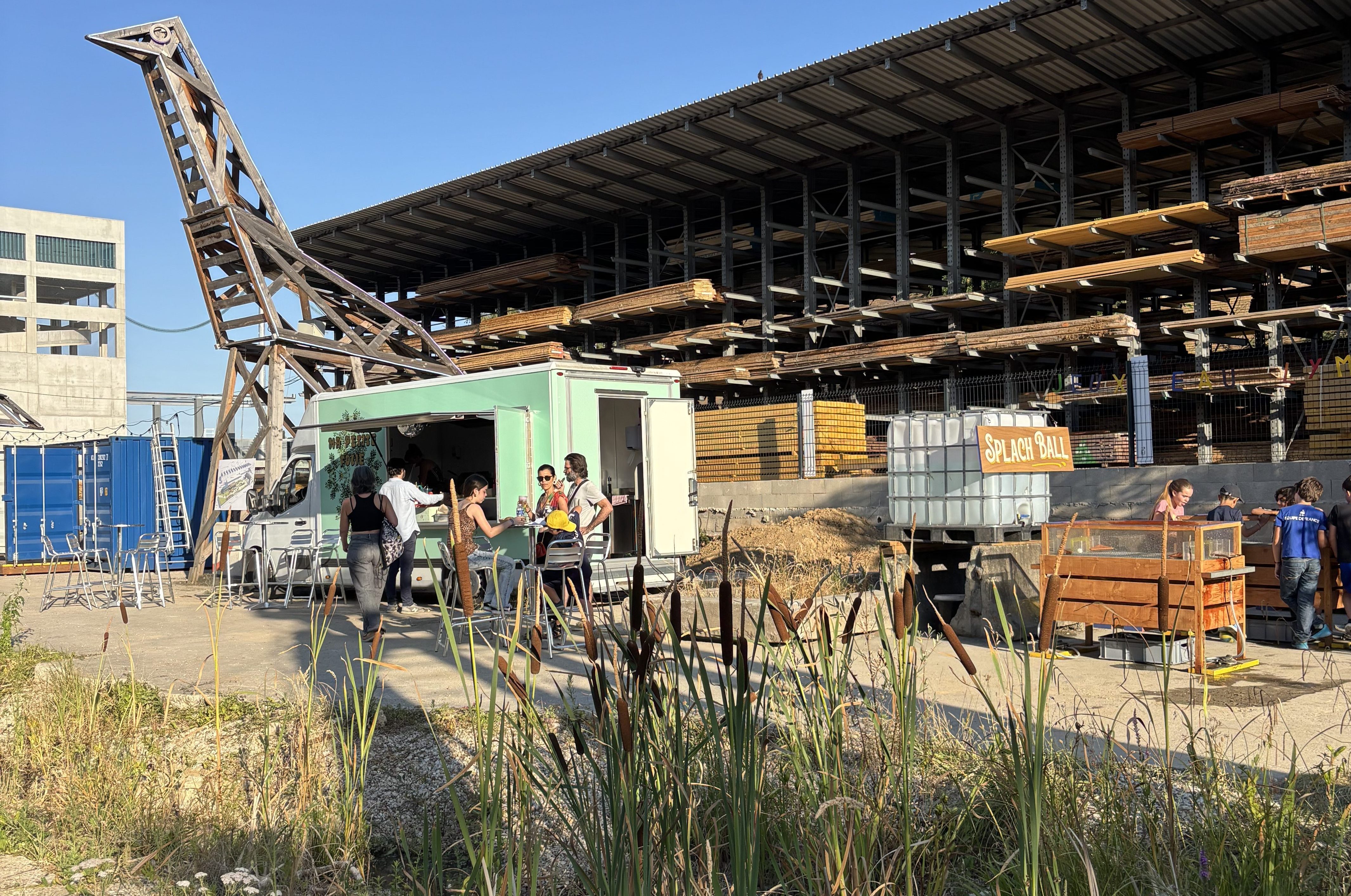 Aux Ardoines, une mare creusée dans le béton annonce le tiers-lieu Tinta&rsquo;mare