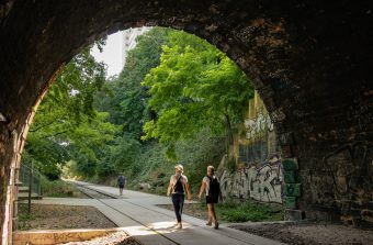 Il aura fallu ouvrir 300 mètres pour donner à la Petite Ceinture son premier vrai morceau de parc XL