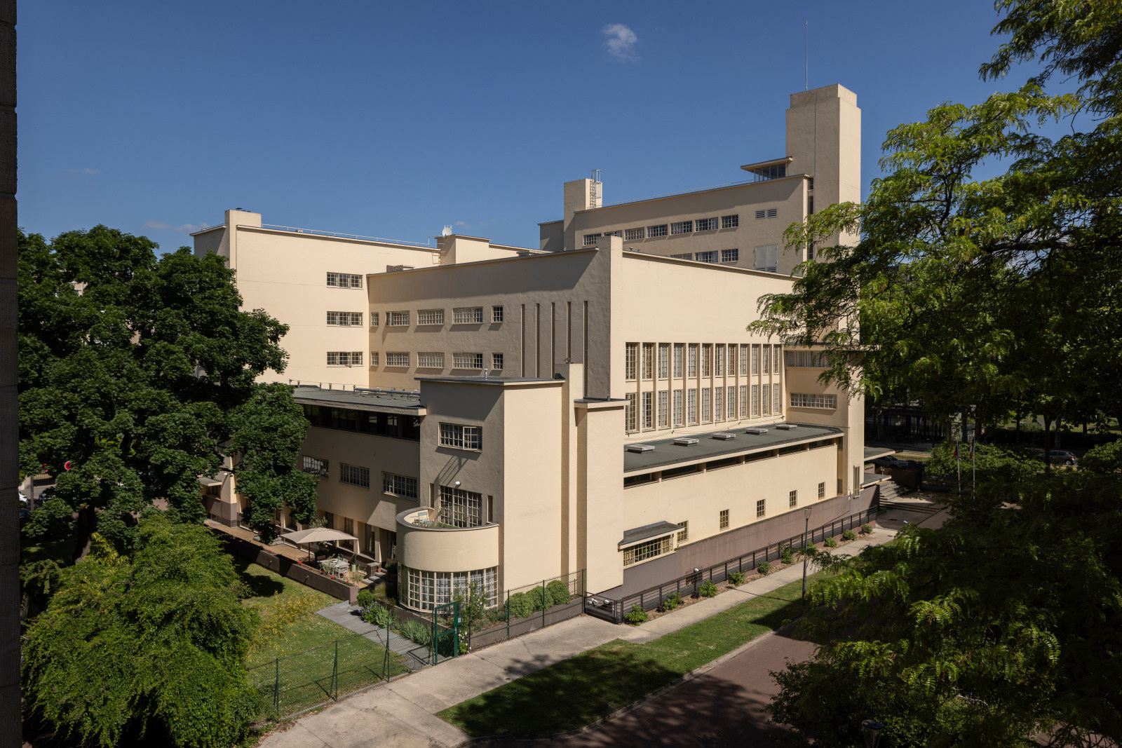 Collège néerlandais. Diane Arques / ADAGP, Paris, 2025