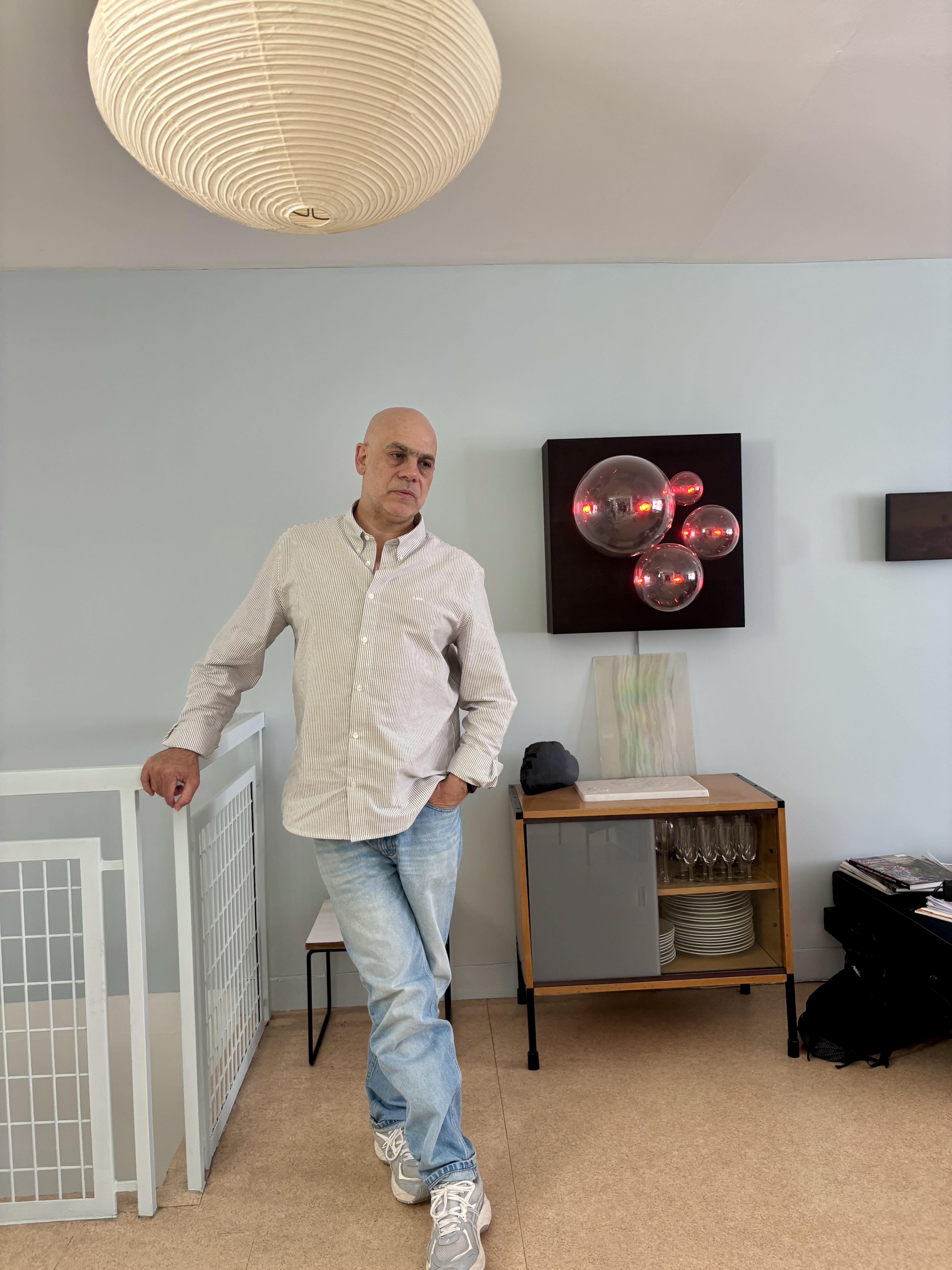 Laurent Grasso dans son atelier, été 2026. Vianney Delourme pour Enlarge your Paris